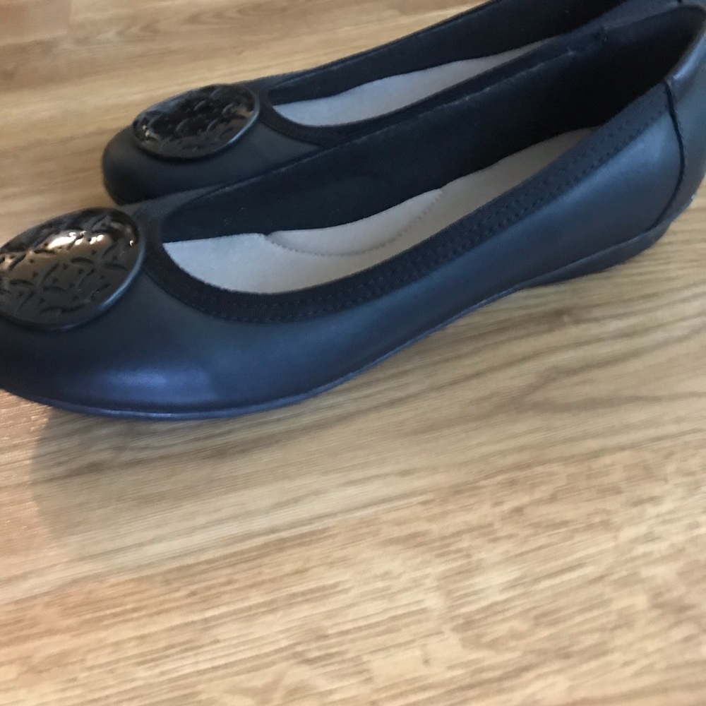 Clarks leather shoe Size 8 1/2 M   Inside arch New in box